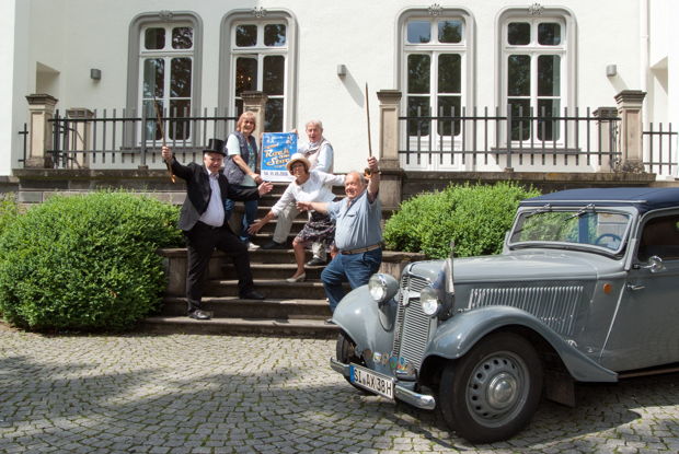 Einige Mitglieder des Seniorenbeirates der Stadt Kreuztal vor dem Adler Trumpf Junior Cabrio von 1937. (Foto: Stadt Kreuztal)