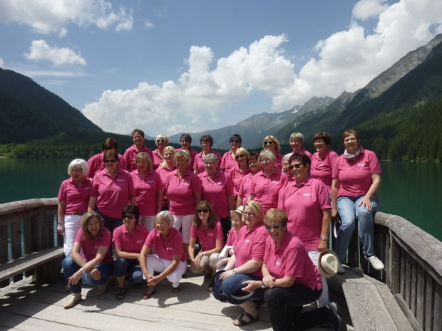 Die Netphener NGV-Frauen, hier bei ihrer Chorreise nach Südtirol am Ufer des Antholzer Sees, laden zum Geburtstagskonzert ein. (Foto: Verein)