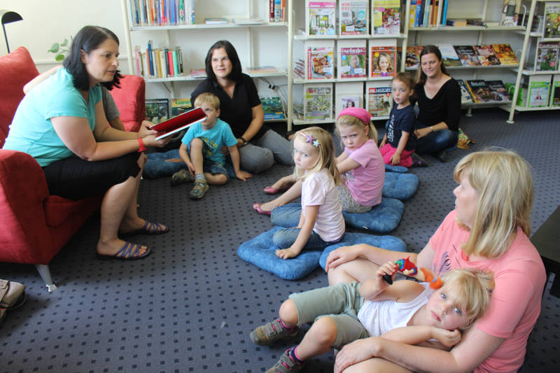 Lesepaten in der Stadtbücherei Bad Berleburg (Foto: Stadt)