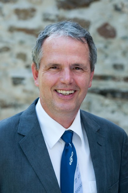 Dr. Martin Werth ist Dozent an der Evangelistenschule Johanneum und lebt mit seiner Familie in Wuppertal.